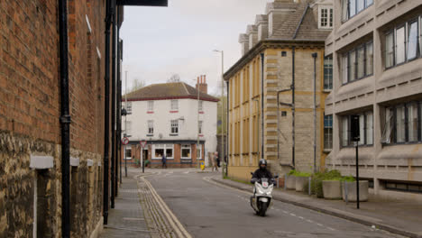 Moderne-Und-Traditionelle-Gebäude-Auf-Der-Tidmarsh-Lane-Im-Stadtzentrum-Von-Oxford-Mit-Fußgängern